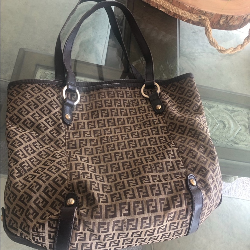 ❤️💐Fendi signature FF Tote. Great for spring and summer bag